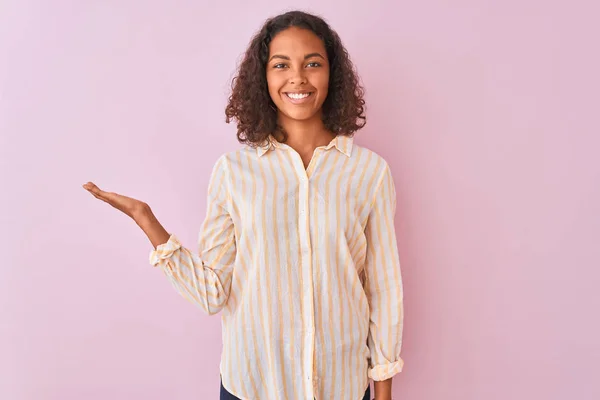 Unga Brasilianska Kvinnan Klädd Randig Skjorta Stående Över Isolerade Rosa — Stockfoto