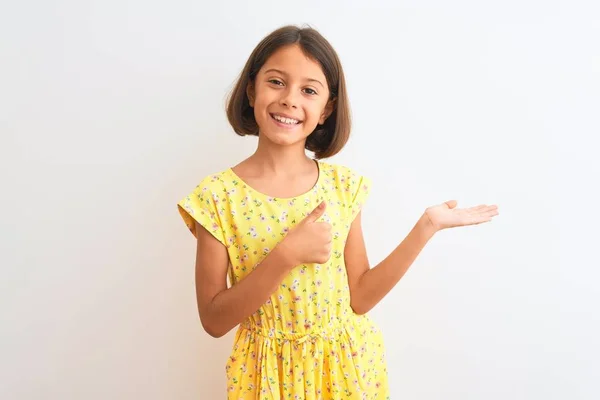 Junges Schönes Kind Mädchen Gelbem Blumenkleid Das Über Isoliertem Weißem — Stockfoto
