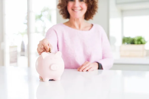 Close Mulher Sênior Colocando Uma Moeda Dentro Banco Porquinho Como — Fotografia de Stock