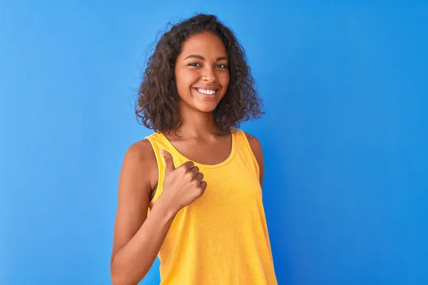 Mulher Brasileira Jovem Vestindo Camiseta Amarela Sobre Fundo Azul Isolado — Fotografia de Stock