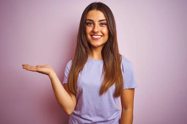 Joven Hermosa Mujer Con Camiseta Casual Pie Sobre Fondo Rosa —  Fotos de Stock