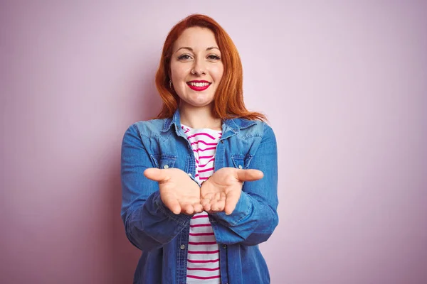 Mooie Roodharige Vrouw Dragen Denim Overhemd Gestreepte Shirt Geïsoleerde Roze — Stockfoto