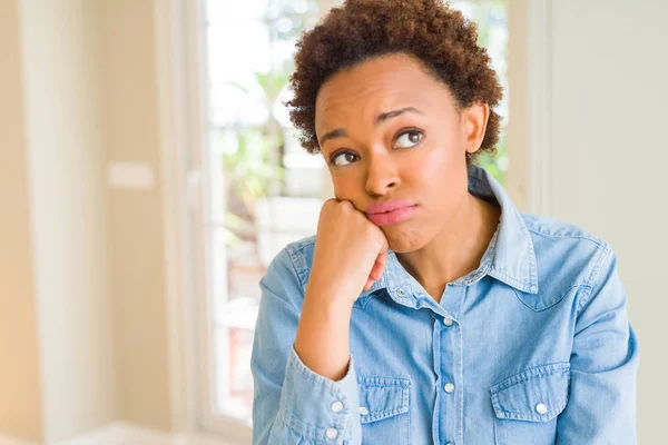 Joven Mujer Afroamericana Hermosa Pensando Buscando Cansado Aburrido Con Problemas — Foto de Stock