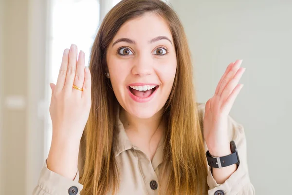 Hermosa Joven Que Muestra Anillo Alianza Mano Muy Feliz Emocionado —  Fotos de Stock