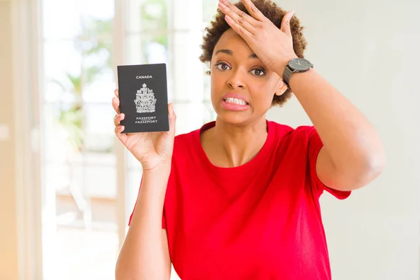 Jovem Afro Americana Segurando Passaporte Canadense Estressado Com Mão Cabeça — Fotografia de Stock