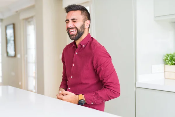 Bello uomo sorridente allegro con un grande sorriso sul viso mostrando t — Foto Stock