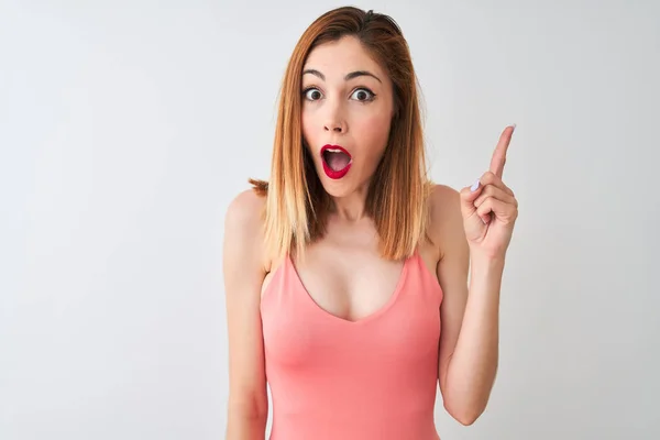 Mooie Redhead Vrouw Dragen Casual Roze Shirt Staande Geïsoleerde Witte — Stockfoto