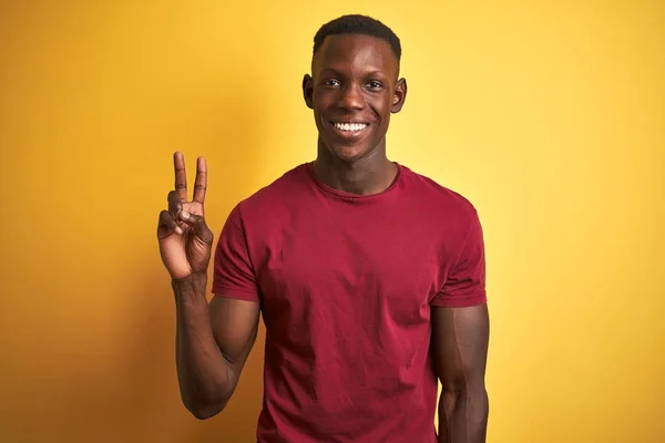Fiatal Afro Amerikai Férfi Viselt Piros Póló Állt Elszigetelt Sárga — Stock Fotó