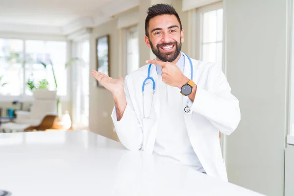 Bonito Homem Médico Hispânico Vestindo Estetoscópio Clínica Espantado Sorrindo Para — Fotografia de Stock