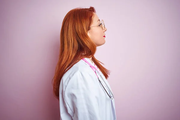 Jonge Roodharige Dokter Vrouw Het Dragen Van Een Bril Roze — Stockfoto