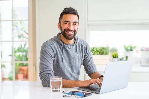 Muž s úsměvem pracovat s počítačovým notebookem — Stock fotografie