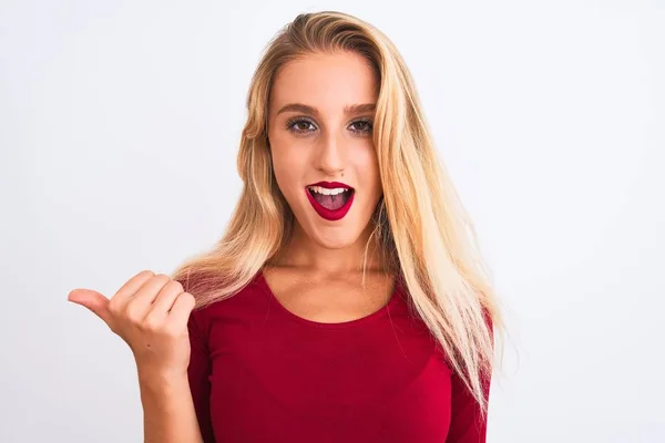 Jovem Mulher Bonita Vestindo Camiseta Vermelha Sobre Fundo Branco Isolado — Fotografia de Stock