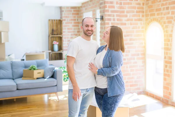 Ungt par tillsammans leende glad flyttar till ett nytt hus — Stockfoto
