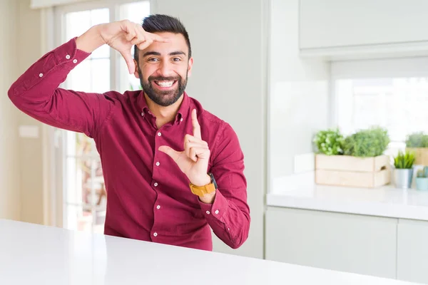 Handsome Spansktalande Business Man Leende Gör Ram Med Händer Och — Stockfoto