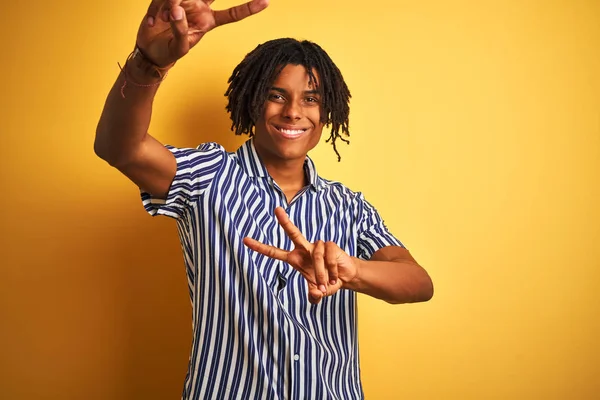 Homem Afro Com Dreadlocks Vestindo Shirt Listrada Casual Sobre Fundo — Fotografia de Stock