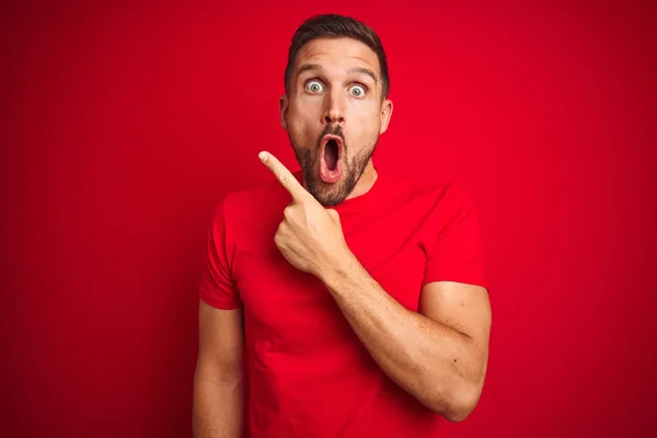 Young Handsome Man Wearing Casual Shirt Red Isolated Background Surprised — Stock Photo, Image