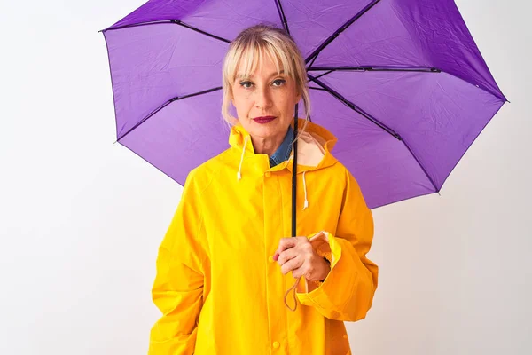 Mujer Mediana Edad Que Usa Impermeable Paraguas Púrpura Sobre Fondo —  Fotos de Stock