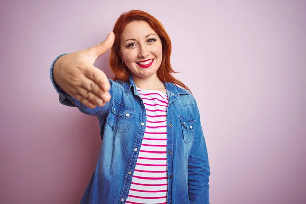 Mooie Roodharige Vrouw Dragen Denim Shirt Gestreepte Shirt Geïsoleerde Roze — Stockfoto