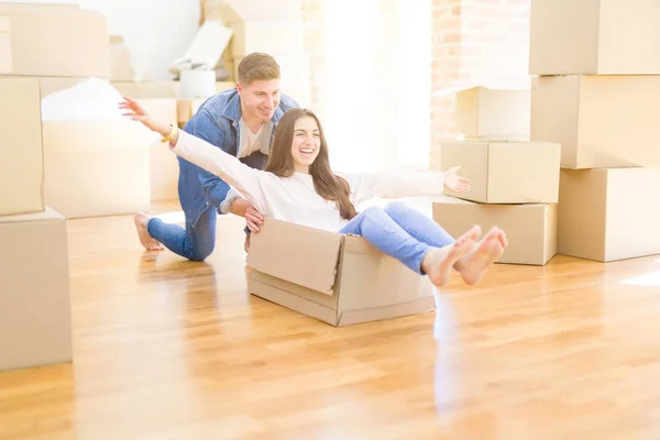 Beau jeune couple souriant amoureux s'amusant à monter à l'intérieur — Photo