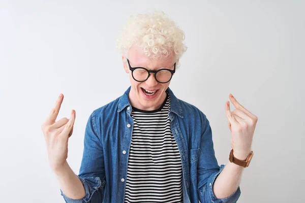 Genç Albino Sarışın Adam Denim Gömlek Gözlük Giyen Izole Beyaz — Stok fotoğraf