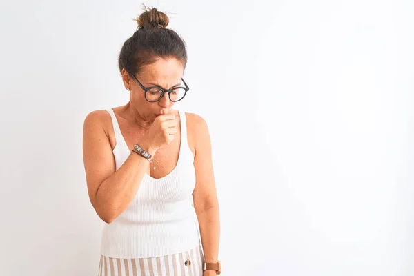 Frau Mittleren Alters Lässigem Shirt Und Brille Die Vor Isoliertem — Stockfoto