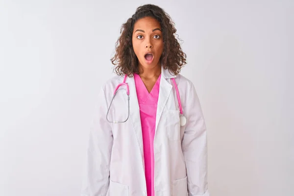 Young Brazilian Doctor Woman Wearing Stethoscope Standing Isolated White Background — Stock Fotó