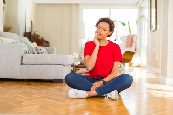 Jovem Mulher Afro Americana Bonita Sentada Chão Casa Tocando Boca — Fotografia de Stock