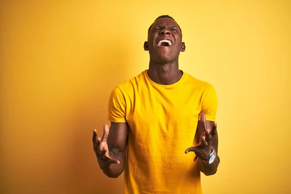 Fiatal Afro Amerikai Férfi Visel Alkalmi Póló Állt Elszigetelt Sárga — Stock Fotó