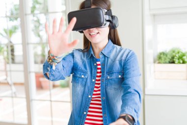 Sanal gerçeklik gözlük gülümseyen ve co giyen genç Asyalı kadın