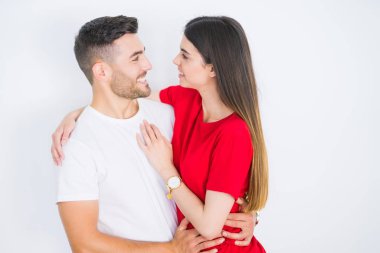Genç güzel çift içinde aşk sarılmak üzerinde beyaz izole arka plan