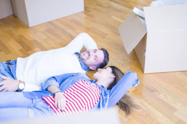 Yeni evimizde genç ve güzel bir çift. 