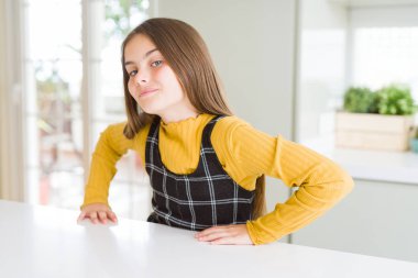 Kendinden emin ve ca için heyecanlıyım gülümseyen güzel genç kız çocuk