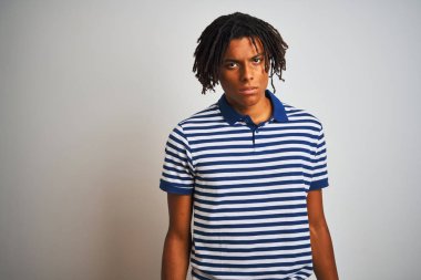 Çizgili mavi polo giyen dreadlocks giyen Afro adam izole beyaz arka plan üzerinde ayakta uykulu ve yorgun görünümlü, yorgunluk ve akşamdan kalma için yorgun, sabah tembel gözleri.