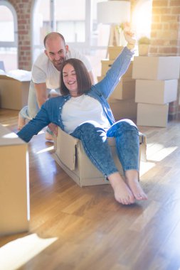 Komik ve çılgın çift bir araba olarak bir cardboad kutusu sürme eğlenin