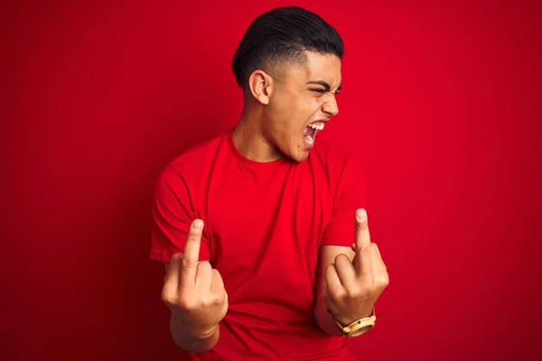 Jovem Brasileiro Vestindo Camiseta Sobre Fundo Vermelho Isolado Mostrando Dedo — Fotografia de Stock