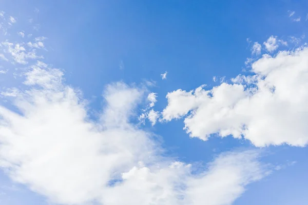 Ciel Bleu Par Une Journée Ensoleillée Avec Des Nuages Duveteux — Photo