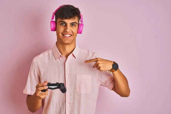 Hombre Jugador Indio Jugando Videojuego Usando Auriculares Sobre Fondo Rosa —  Fotos de Stock