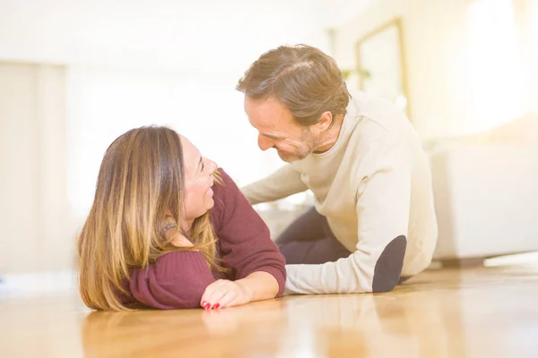 Bella Coppia Romantica Seduti Insieme Sul Pavimento Casa — Foto Stock