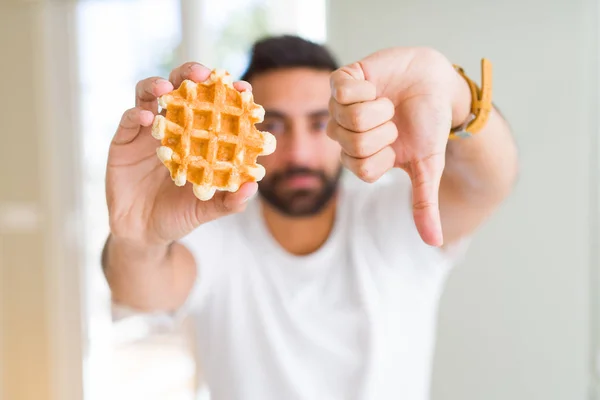 Beau Hispanique Mangeant Des Gaufres Belges Sucrées Avec Visage Colère — Photo