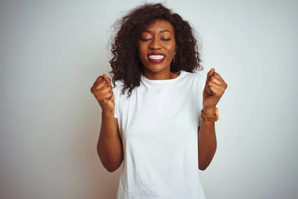 Jovem Afro Americana Vestindo Camiseta Sobre Fundo Branco Isolado Animado — Fotografia de Stock