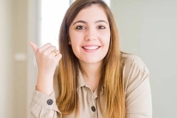 Mulher Bonita Casa Sorrindo Com Rosto Feliz Olhando Apontando Para — Fotografia de Stock