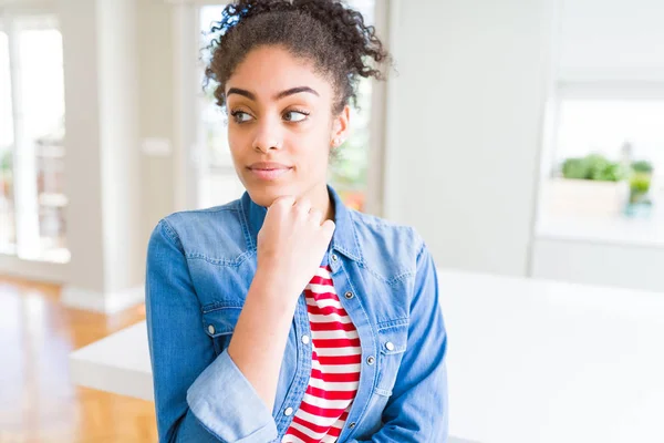 Linda Jovem Afro Americana Com Cabelo Afro Vestindo Jaqueta Ganga — Fotografia de Stock