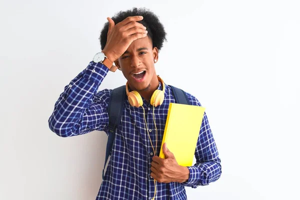 African American Student Man Bär Hörlurar Ryggsäck Över Isolerad Vit — Stockfoto