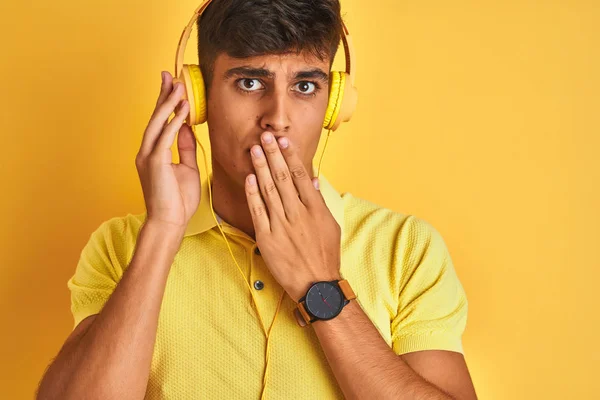 Joven Indio Escuchando Música Usando Auriculares Sobre Fondo Amarillo Aislado — Foto de Stock