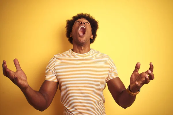 Amerikansk Man Med Afro Hår Klädd Randig Shirt Stående Över — Stockfoto
