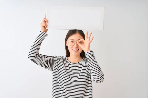 Jonge Chinese Vrouw Dragen Glazen Houden Banner Geïsoleerde Witte Achtergrond — Stockfoto