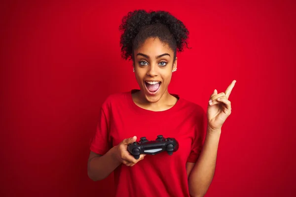 Африканский Американец Геймер Женщина Играющая Видеоигры Помощью Джойстика Изолированном Красном — стоковое фото