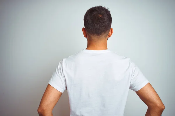 Hombre Indio Joven Con Camiseta Pie Sobre Fondo Blanco Aislado — Foto de Stock