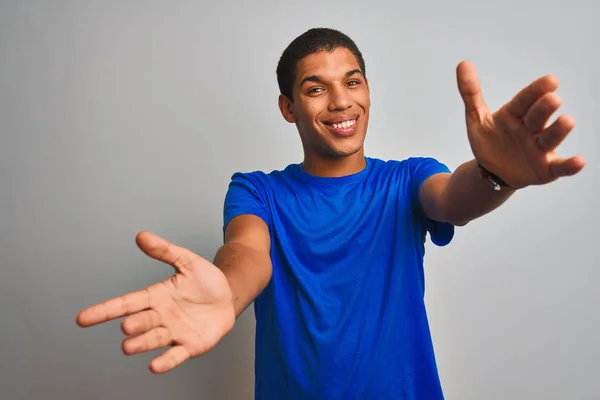 Jeune Homme Arabe Beau Portant Shirt Bleu Debout Sur Fond — Photo