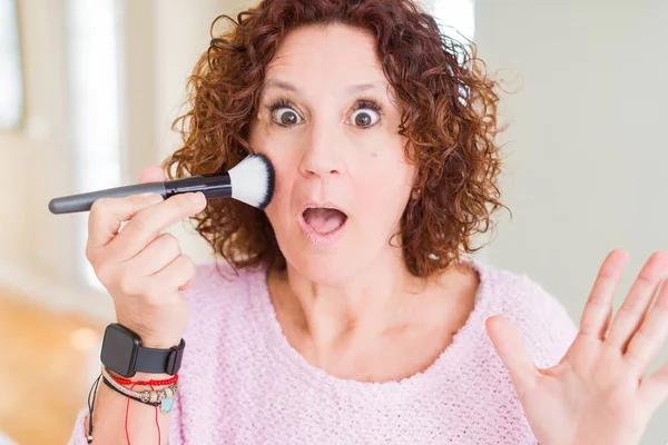 Mujer Mayor Aplicando Rubor Cara Usando Cepillo Asustado Shock Con — Foto de Stock